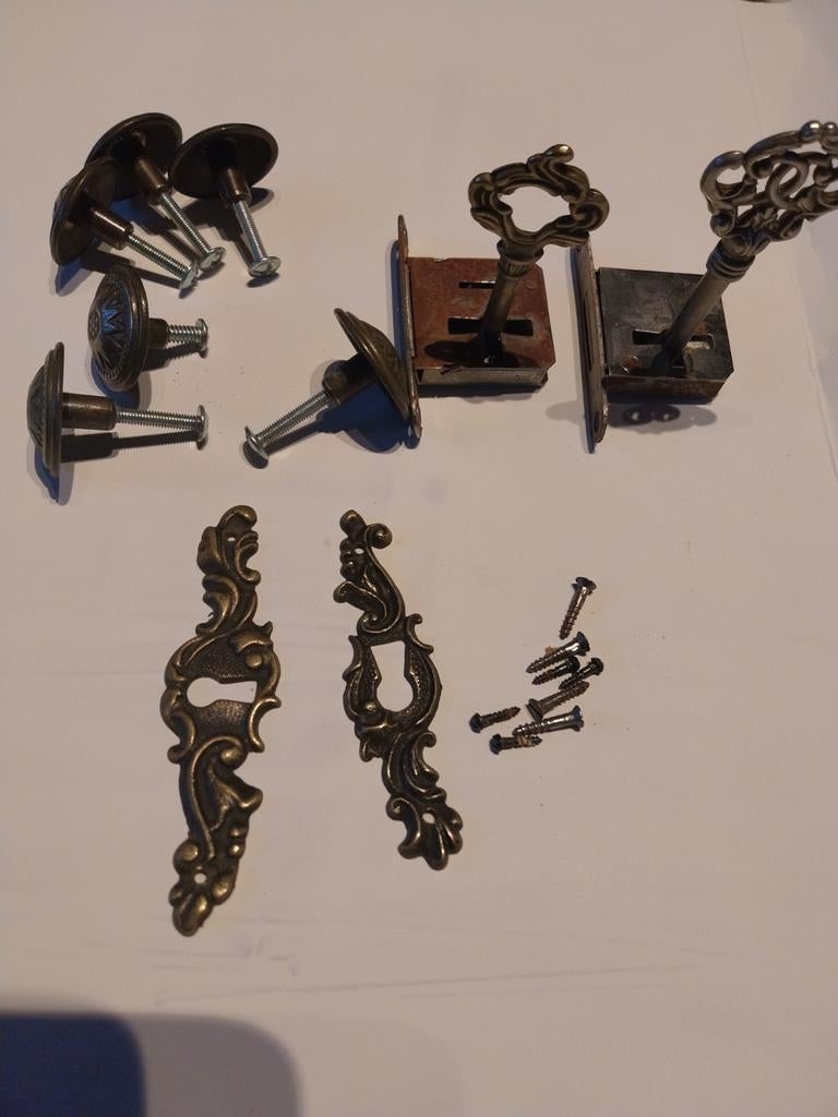 2 metalen Antiek slotjes en deur-lade knopjes., Ophalen, Gebruikt, IJzer, Slot