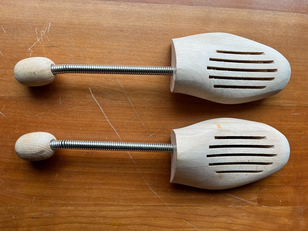 Une paire de tendeurs de chaussures en bois., Enlèvement