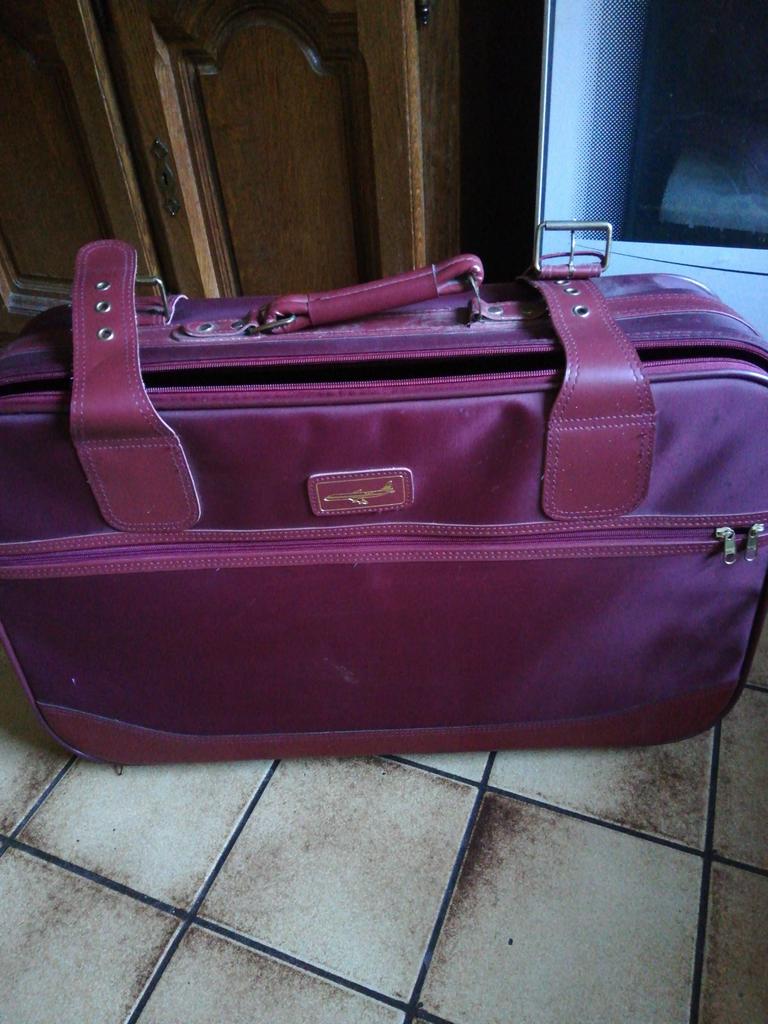 Valise bordeaux à roulettes. Neuve., Enlèvement ou Envoi, Comme neuf