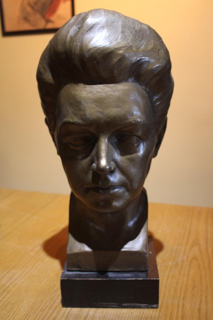 buste van een onbekende vrouw gemaakt door Maurits Van de Vy, Enlèvement