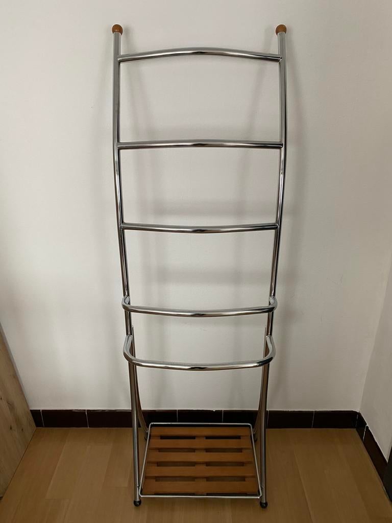 Metalen kledingkast met behandeld houten onderstel, Tuin en Terras, Ophalen, Zo goed als nieuw