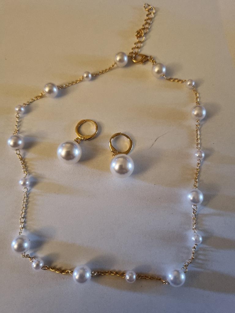 Parure dorée collier fin et boucles d'oreilles assortis, Bijoux, Sacs & Beauté, Envoi, Neuf, Or, Réglable