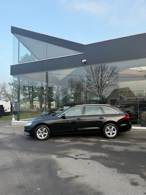 Audi A4 35tfsi leder pdc navi trekhaak acc 2022, Auto's, 4 cilinders, 1984 cc, A4, Zwart