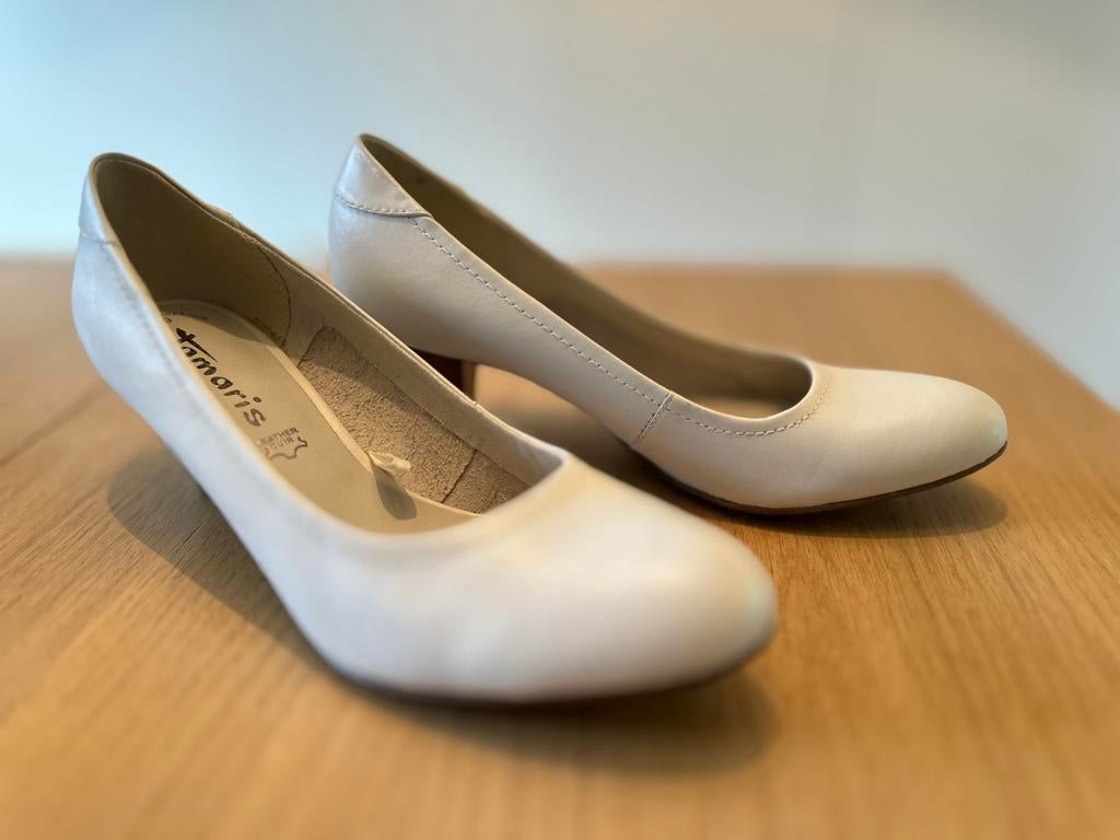 Witte pumps in prima staat (1 keer gedragen) maat 39, Ophalen, Zo goed als nieuw