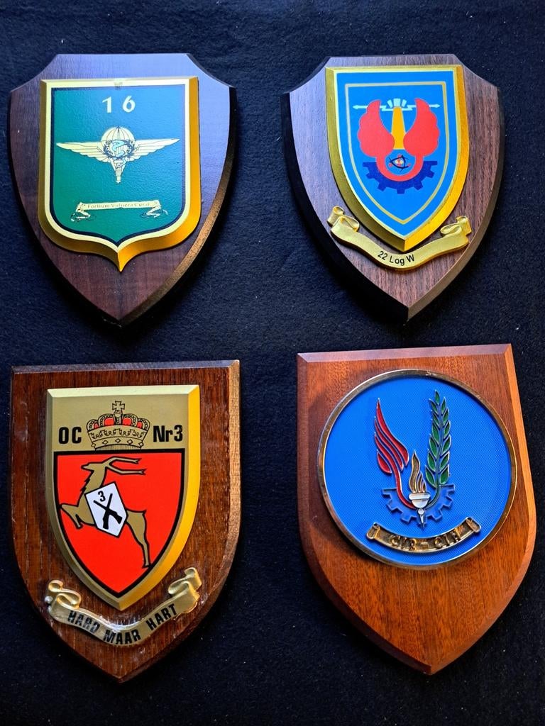 Mooi lotje van wapen/eenheid schilden van o.a para, Verzamelen, Militaria | Algemeen, Ophalen of Verzenden