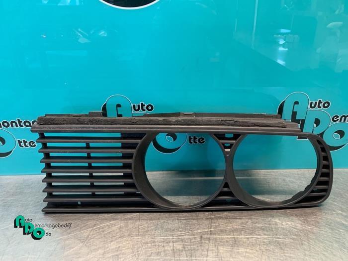 Calandre d'un BMW 3-Serie (3-Serie 82-) (NVT), -, 3 mois de garantie, Utilisé, -