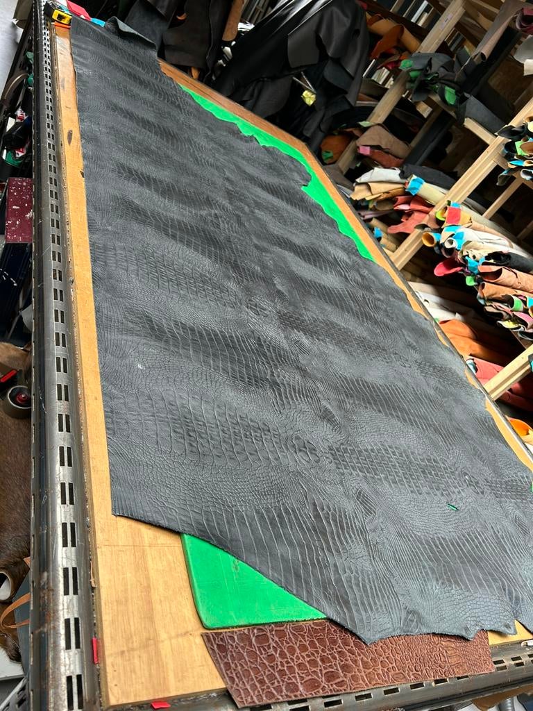 Grijze halve huiden 1.5mm dik soepel kroko print A233-34-35, Hobby & Loisirs créatifs, Tissus & Chiffons, Comme neuf, Enlèvement ou Envoi