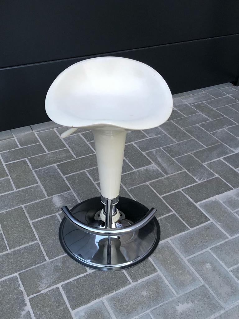 VERSTELBARE BARKRUK RETRO DESIGN WIT CHROOM 360^, Huis en Inrichting, Barkrukken, Ophalen, Gebruikt, In hoogte verstelbaar, Metaal