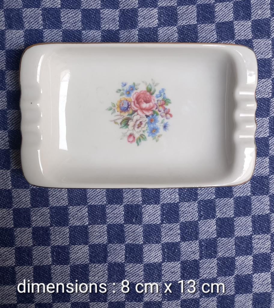 Petit plat en porcelaine Hollóháza (Hongrie) – décor floral, Enlèvement
