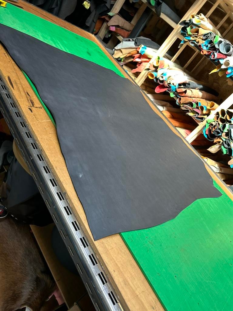 Donker grijs hele tuigleer 3-3,5 mm dikte Half soepel nr2, Hobby en Vrije tijd, Stoffen en Lappen, Ophalen of Verzenden, Zo goed als nieuw