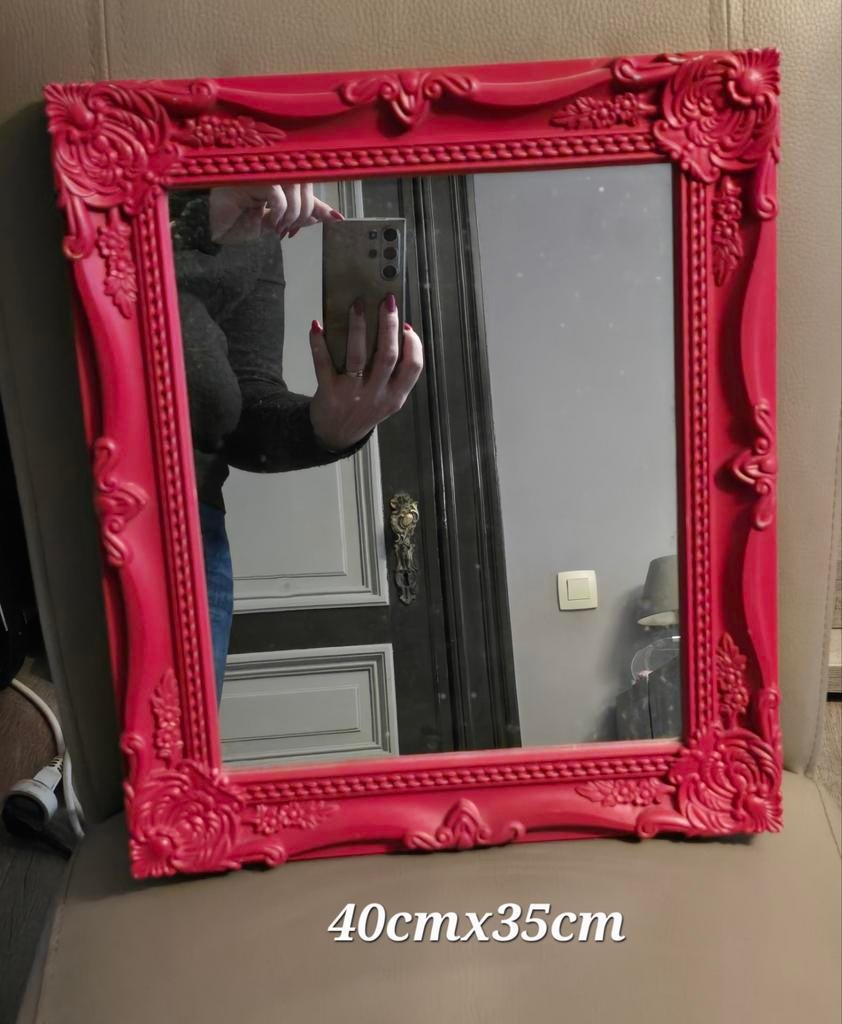 Miroir cadre plastique rose 40cm sur 35cm