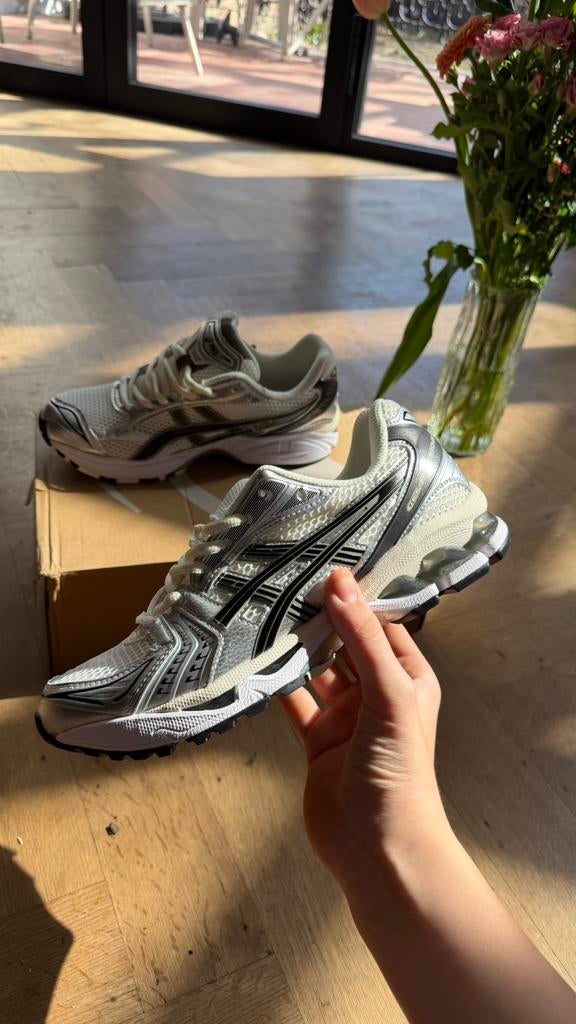 Asics gel kayano 14, Ophalen of Verzenden, Zo goed als nieuw, Sportschoenen, Zwart