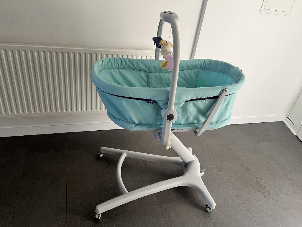 Chicco babyhug 4 in 1 wiegje - eetstoel - wipstoeltje, Kinderen en Baby's, Ophalen, Verstelbaar, Wipstoel, Zo goed als nieuw