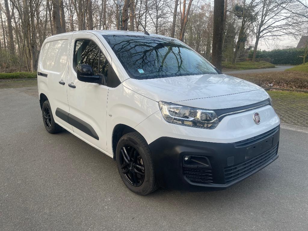 Citroën Berlingo/Fiat Doblo 3zit,navi,camera,trekhaak, Auto's, Bestelwagens en Lichte vracht, Voorwielaandrijving, 75 kW, Stof