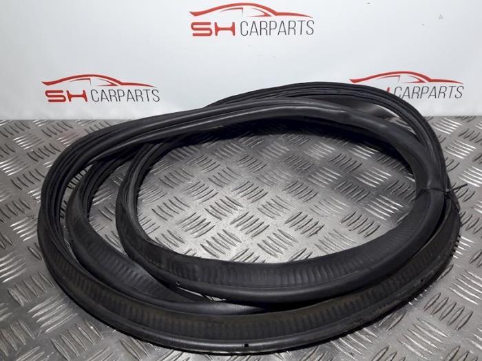 Joint caoutchouc hayon d'un Volkswagen Polo, Autos : Pièces & Accessoires, Carrosserie & Tôlerie, Volkswagen, Utilisé, 3 mois de garantie