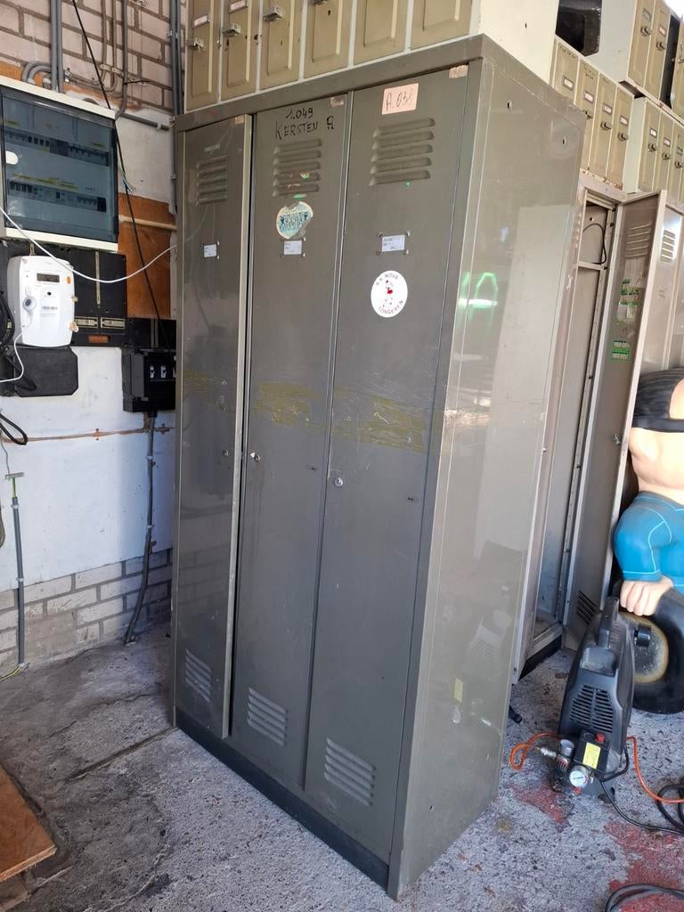 Ancien casier vintage à 3 portes, Maison & Meubles, Armoires | Casiers, Enlèvement