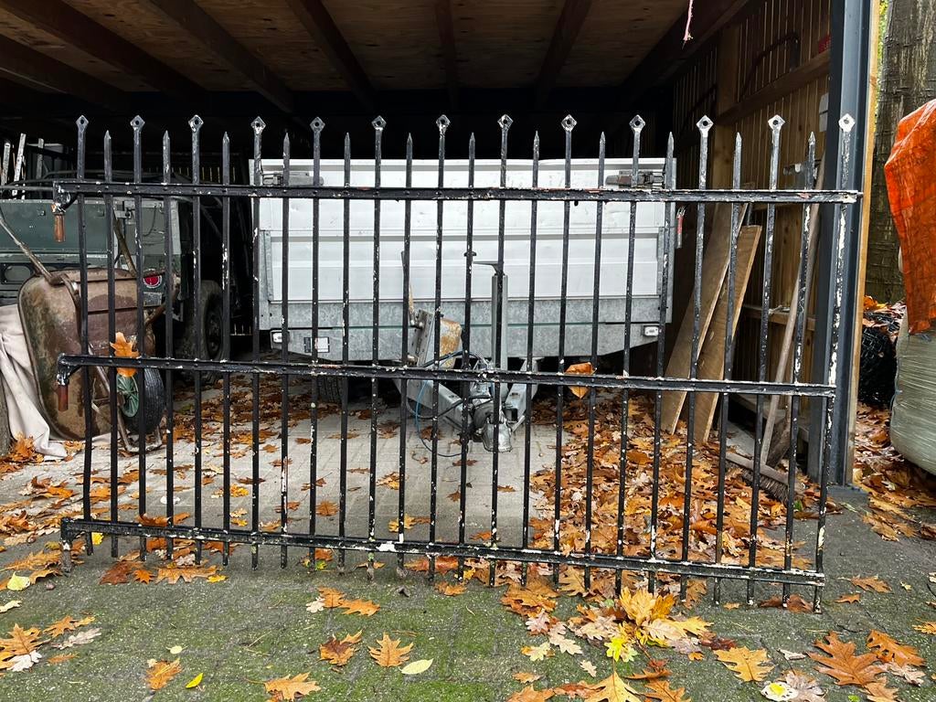 Stijlvol oud geklonken smeedijzer hekwerk 2 delen, Tuin en Terras, Ophalen, Met poort, Gebruikt, Sierhekwerk