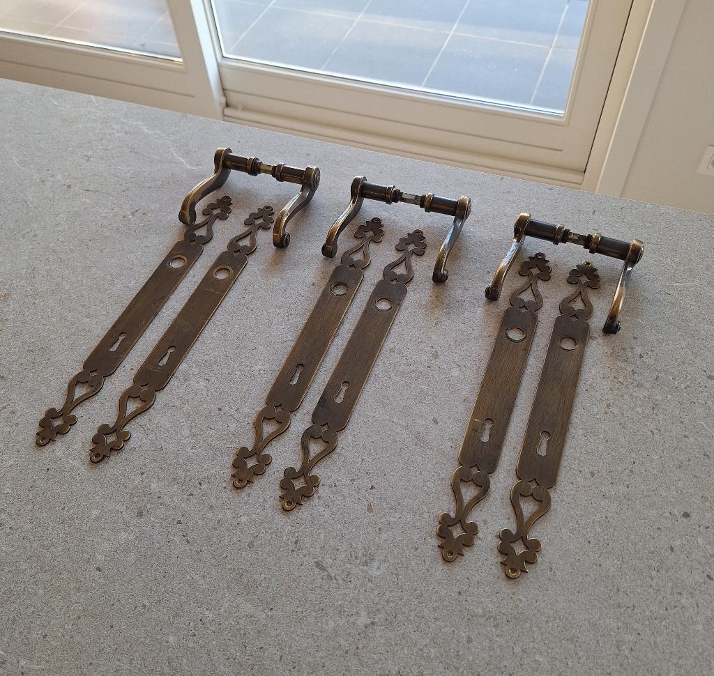 3 vintage deurklinken + lange schilden – messing/brons, Ophalen, Gebruikt, Koper of Messing, Klink of Kruk