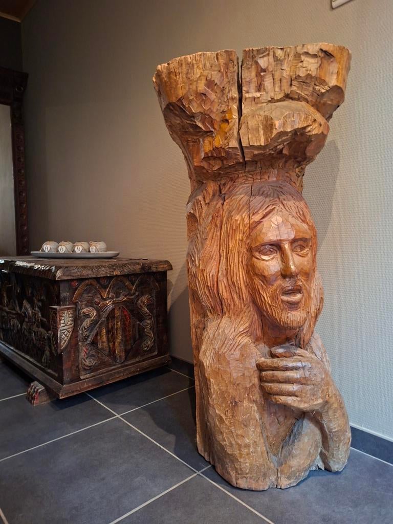 Groot handgesneden houten sculptuur uit een boomstam, Enlèvement