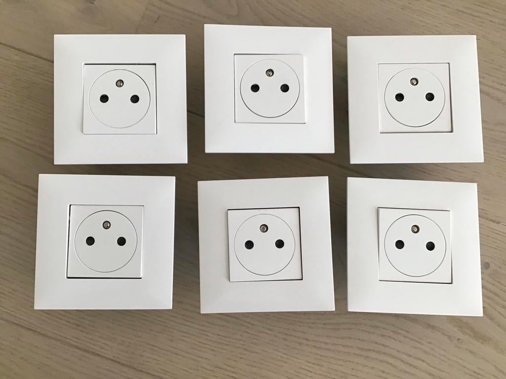 Prises Legrand affleurantes blanches comme neuves, Zo goed als nieuw, Stekker