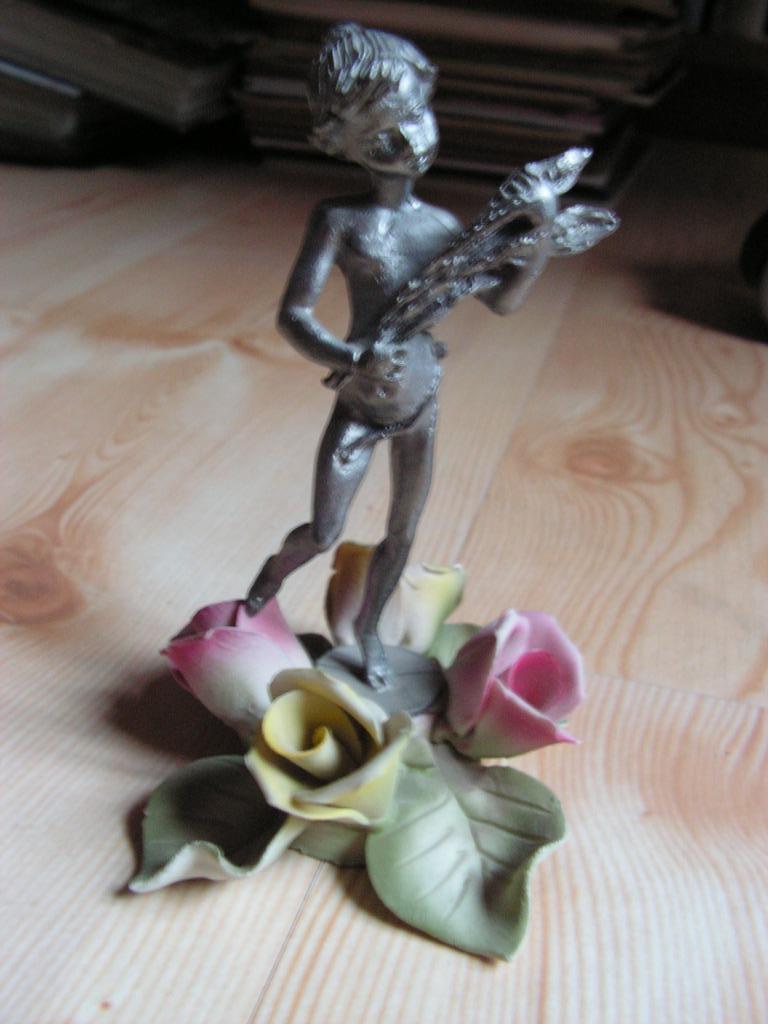 Mooi antiek beeldje met in tin en sokkel in biscuit., Antiek en Kunst, Ophalen of Verzenden