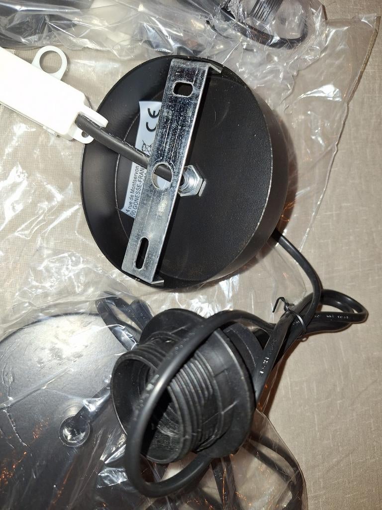 Lot de 4 douilles E27 noires avec câbles et attaches Neuves, Bricolage & Construction, Électricité & Câbles, Enlèvement ou Envoi