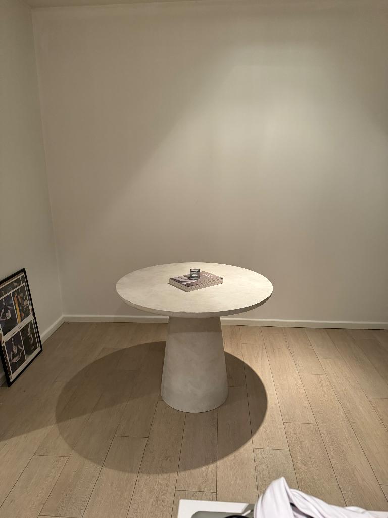 Betonlook eettafel, Ophalen, Gebruikt, Vier personen, Rond