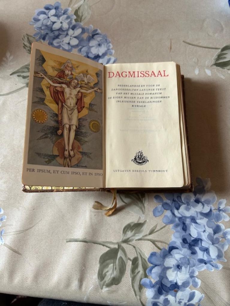 Dagmissaal 1957 Brepols Turnhout 1044 blz, Collections, Religion, Utilisé, Enlèvement ou Envoi