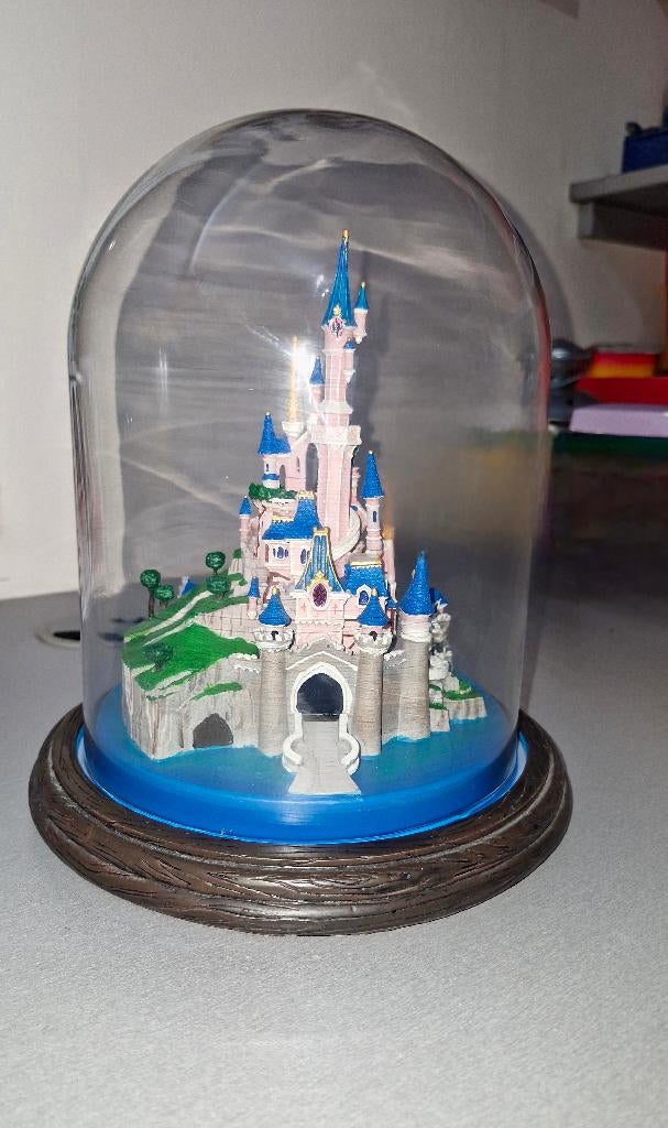 Disney-kasteel onder de wereldbol, Ophalen of Verzenden, Overige figuren, Zo goed als nieuw, Beeldje of Figuurtje