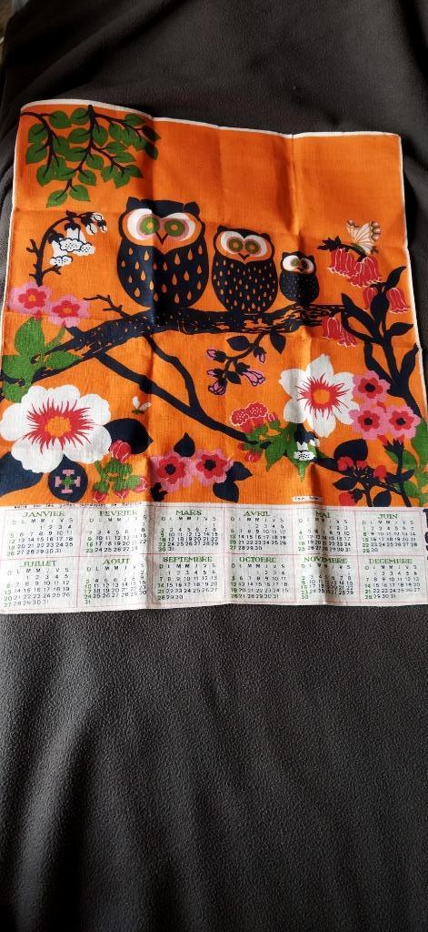 calendrier guides catholiques tissu - 1975 - essuie/torchon, Collections, Enlèvement ou Envoi, Comme neuf, Autres types