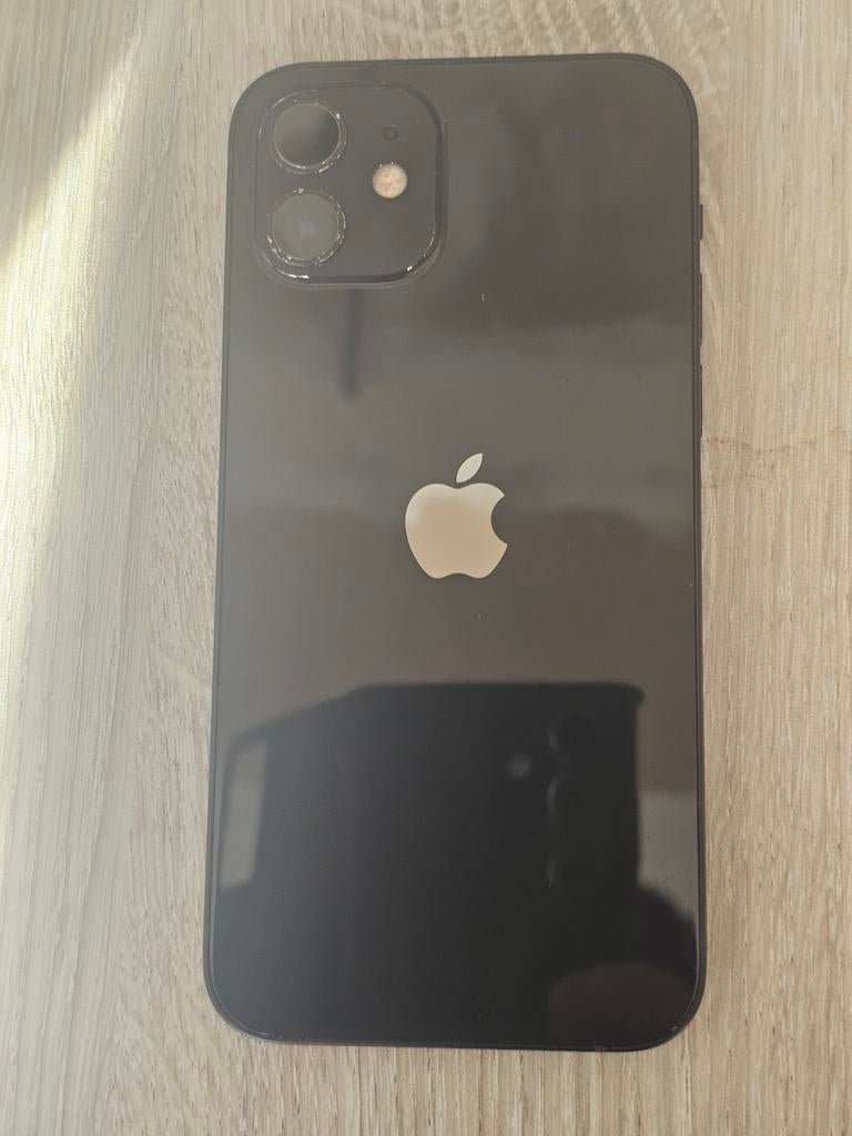 Iphone 12 met hoesje en (screenprotector beetje gebarst), Telecommunicatie, Mobiele telefoons | Hoesjes en Screenprotectors | Apple iPhone