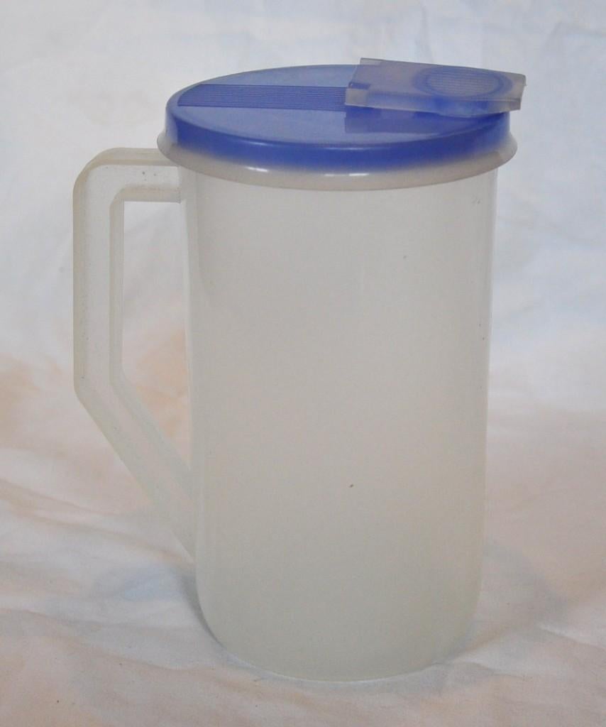 pichet en plastique avec couvercle avec orifice  refermable, Maison & Meubles, Cuisine| Tupperware, Enlèvement ou Envoi, Utilisé