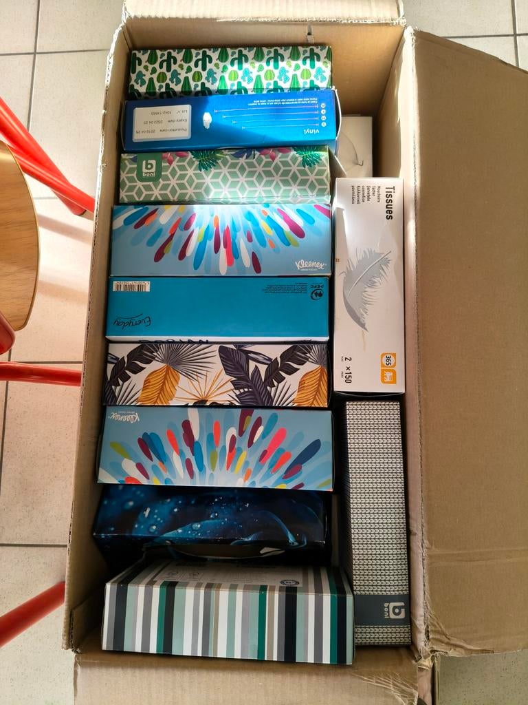 Doos vol met lege papierzakdoosdozen, Ophalen