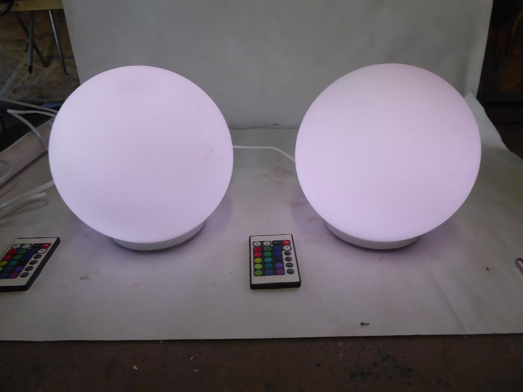 2 x lampe boule , lampe de chevet ou autres , multicolore, Maison & Meubles, Lampes | Lampes de table, Enlèvement ou Envoi, Utilisé