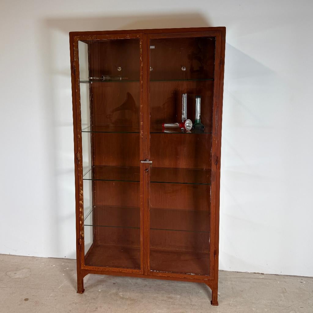 Vintage mancave doktersvitrine met roestbehandeling, Huis en Inrichting, Kasten | Vitrinekasten, Gebruikt, 150 tot 200 cm, 100 tot 150 cm