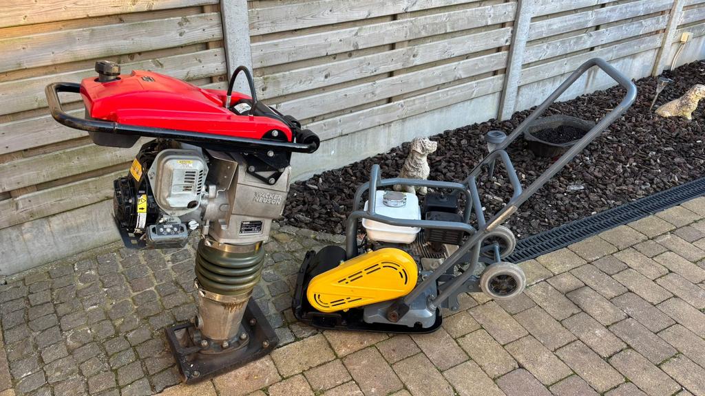 Plaque vibrante + pilon, Bricolage & Construction, Enlèvement, Utilisé