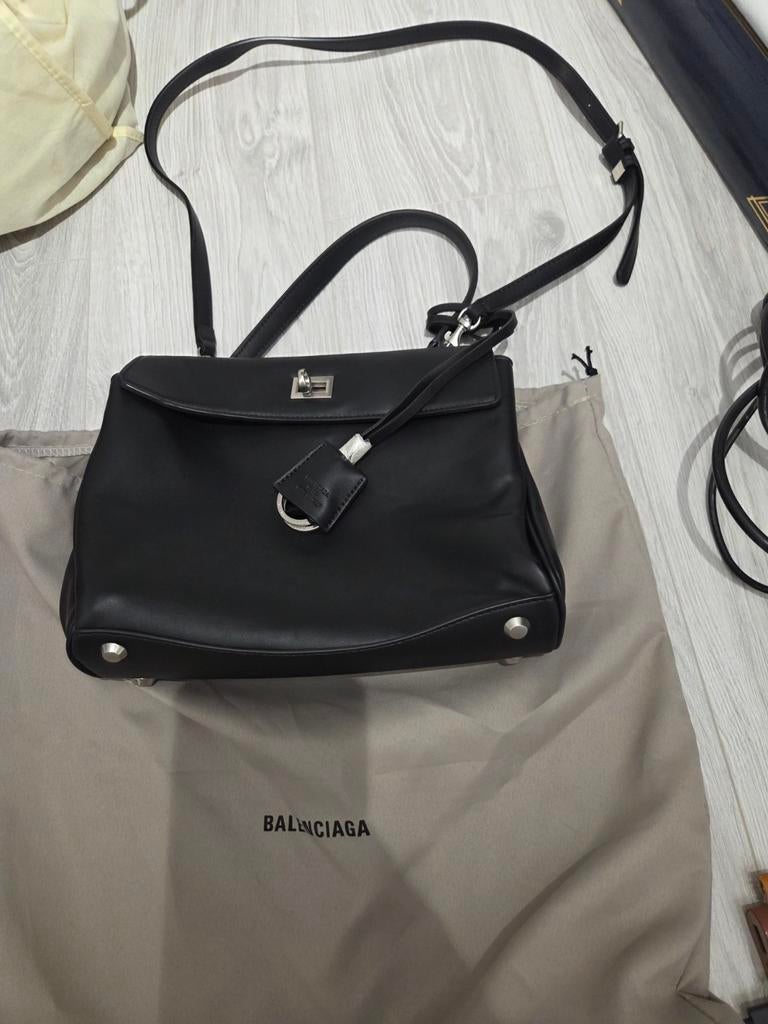 Sac balenciaga, Enlèvement