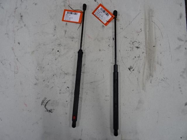 VERIN DE CAPOT Mercedes-Benz C (W203) (01-2000/02-2007), Mercedes-Benz, Mevr. I. Hauben, Utilisé, Rue de l'Espoir 34 34
4030  GRIVEGNÉE, BE