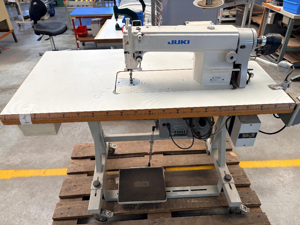 Machine à coudre JUKI DDL-5550N-3 complète – très bon état, Hobby & Loisirs créatifs, Machines à coudre & Accessoires, Comme neuf