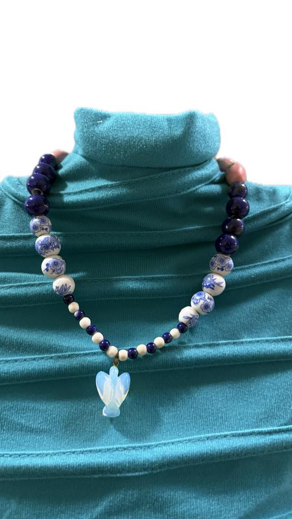 Collier Boho — Pendentif ange en porcelaine bleue et opalite, Bijoux, Sacs & Beauté, Colliers, Enlèvement ou Envoi, Comme neuf