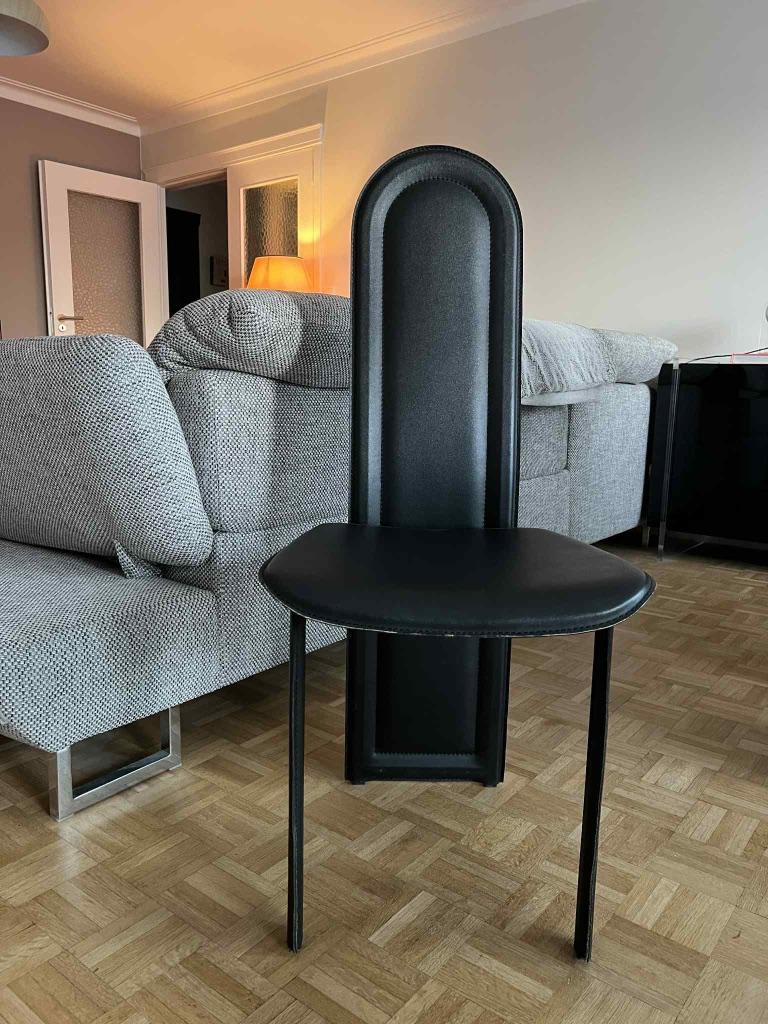 8 chaises italiennes de SAM en cuir noir, bon état, Maison & Meubles, Chaises, Cuir, Noir, Enlèvement, Modern des annee 90
