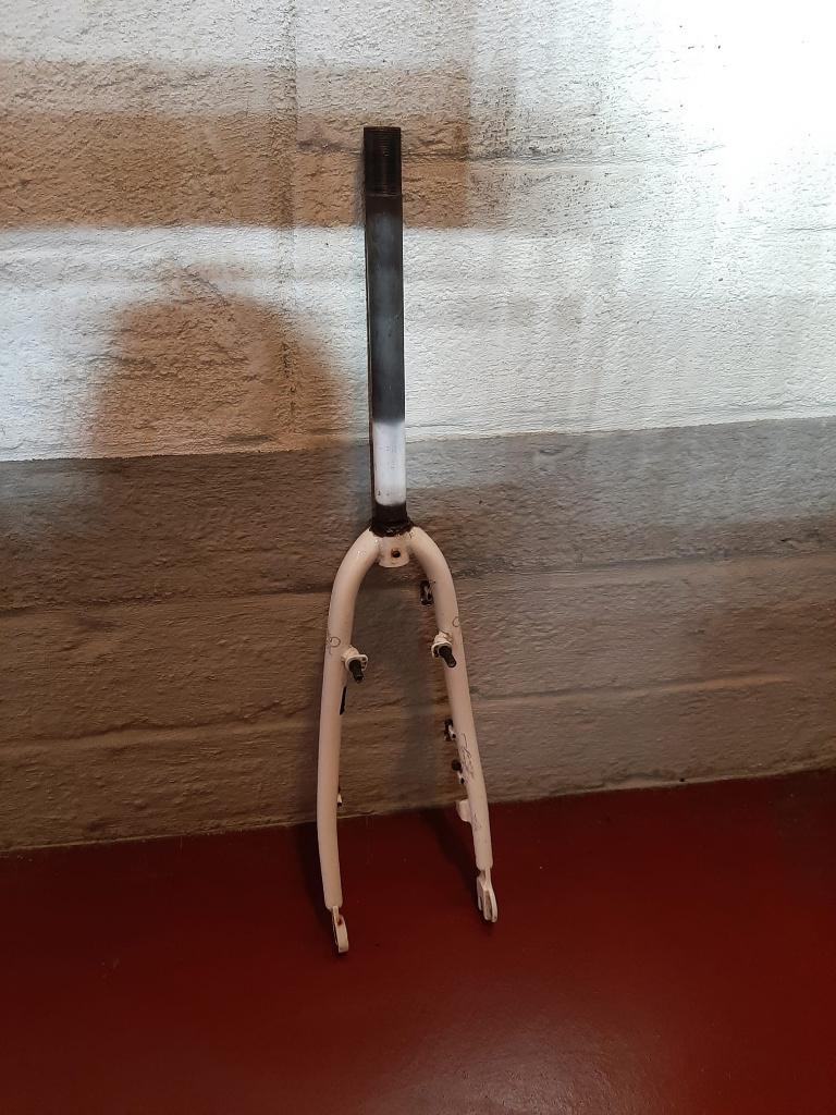 Brede voorvork voor 28" wiel met V-brake nokken, Elektrische fiets, Gebruikt, Staal, Ophalen of Verzenden