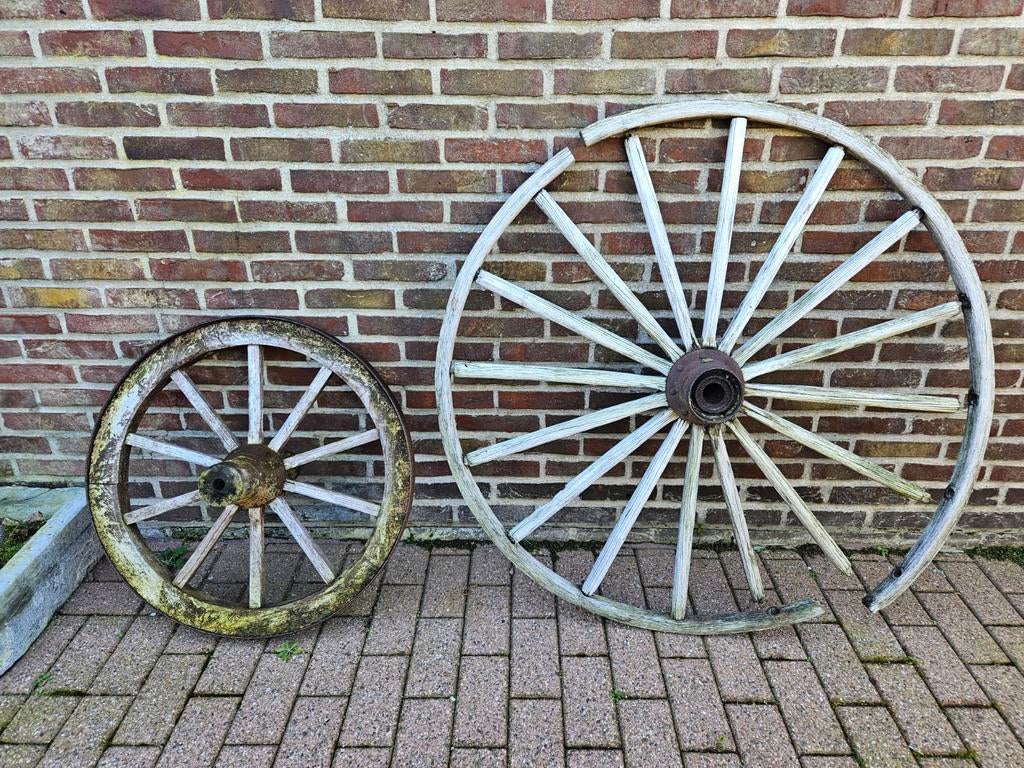 Twee antieke karrewielen, Enlèvement