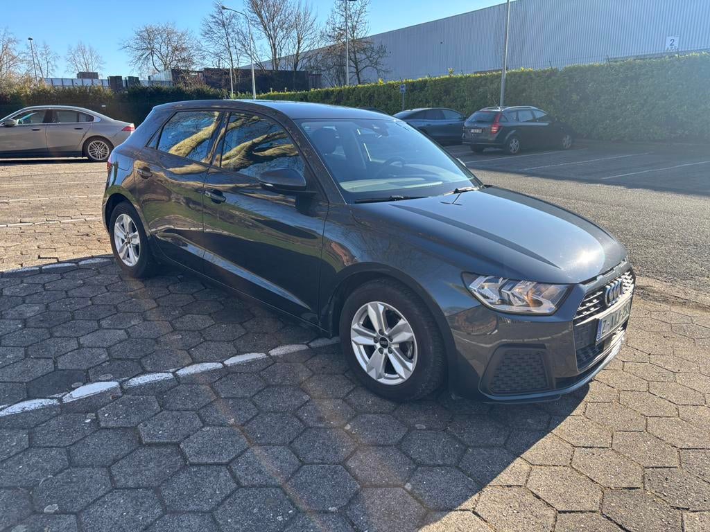 Zeer mooie Audi A1 Benzine 2021 met 53000 km en garantie., Auto's, Voorwielaandrijving, Stof, A1, Bedrijf