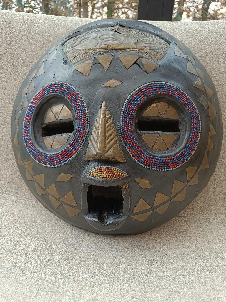 Groot oud Afrikaans masker in hout, koper en pareltjes., Antiek en Kunst, Kunst | Niet-Westerse kunst, Ophalen of Verzenden