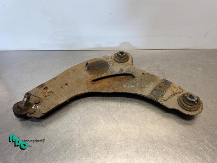 Draagarm links-voor van een Opel Vivaro (Vivaro 01-), Auto-onderdelen, Gebruikt, -, -, Opel