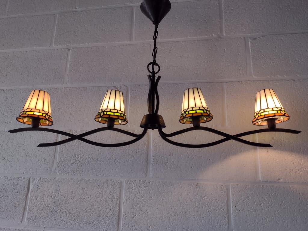 Hanglamp , smeedijzeren armen met Tiffany glazen kapjes., Ophalen, Gebruikt, Glas, Vintage look