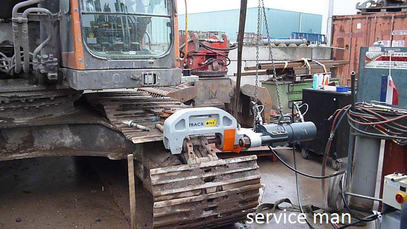 Gezocht: Iemand of tips om schakel rups te vervangen Kobelco, Zakelijke goederen, Machines en Bouw | Kranen en Graafmachines, Ophalen