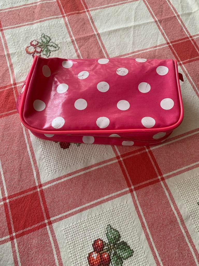 pochette rose vif à pois blancs, Enlèvement