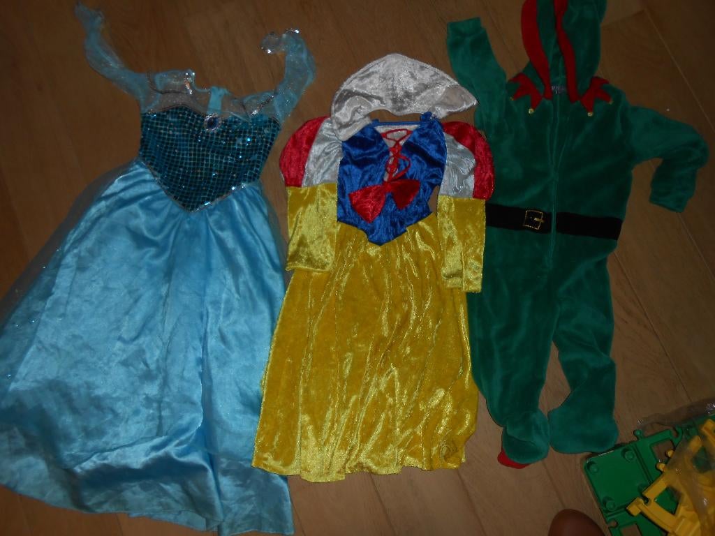 déguisement Blanche Neige Elsa surpyjama lutin 7eur/P 4-5ans, Enfants & Bébés, Enlèvement, Utilisé, Garçon ou Fille